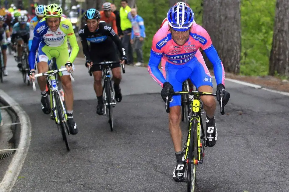 Michele Scarponi, in piedi sui pedali, nella 14sima tappa del Giro d'Italia del 2012
