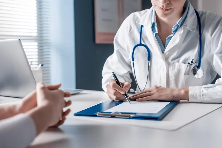 Un medico (immagine simbolo, foto Ansa)