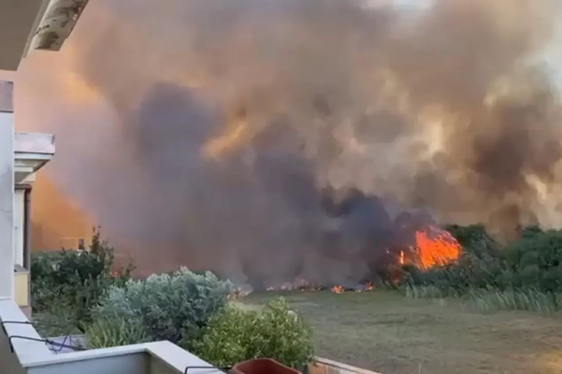 L'incendio di Selargius, vicino alle abitazioni (foto Andrea Serreli)