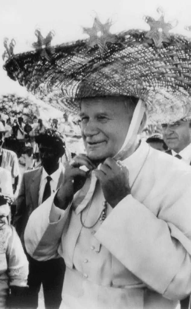 Diciotto anni dopo è Giovanni Paolo II ad andare in Colombia, qui immortalato con un tipico copricapo locale