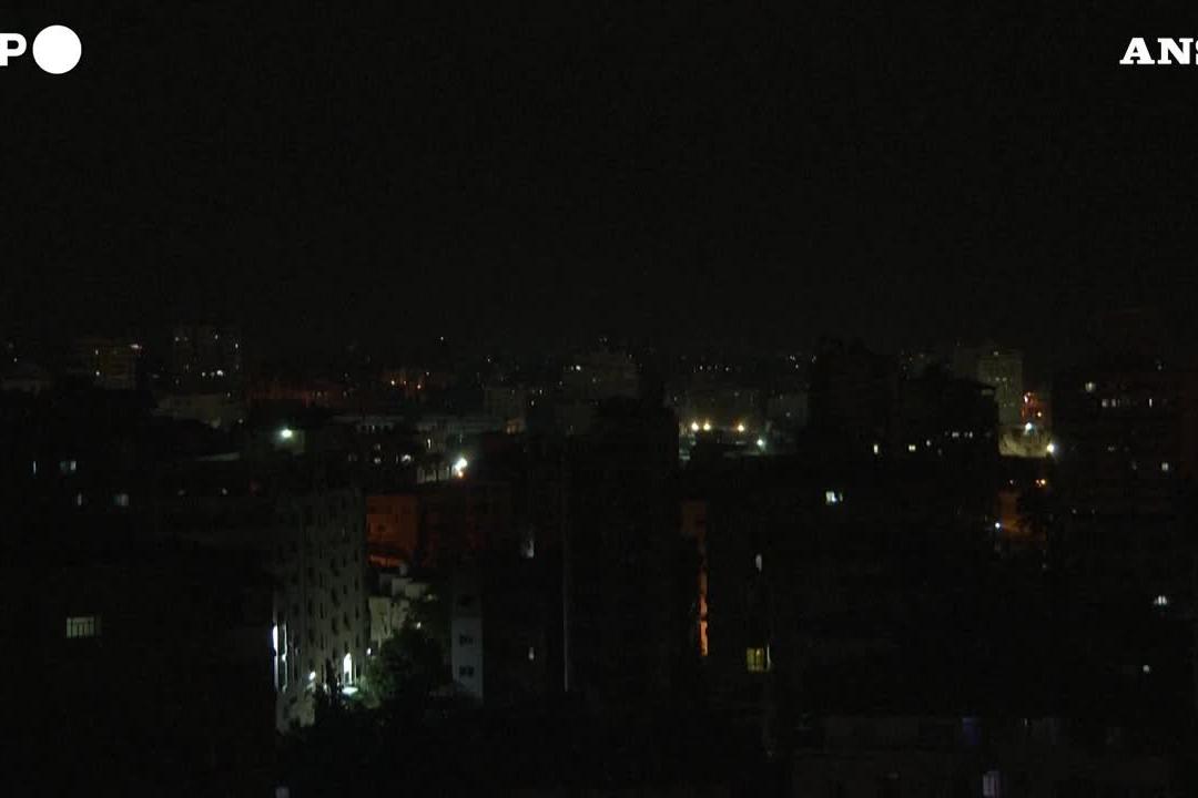Gaza, palestinesi sparano razzi contro Israele