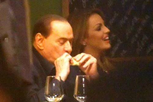 L'ex premier Silvio Berlusconi a cena con Francesca Pascale in una pizzeria al termine del vertice del Pdl a Milano