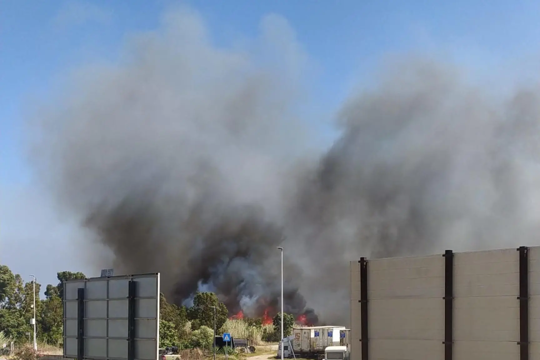 Un incendio nella zona di Quartu Sant'Elena (Ansa - Fois, 6 agosto 2023)