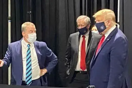 Donald Trump con la mascherina (foto Twitter Jackie Speier)