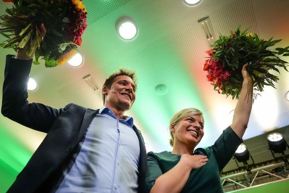 I verdi Ludwig Hartmann e Katharina Schulze festeggiano l'ottimo exploit alle elezioni bavaresi (Ansa)