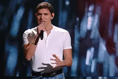 EroCaddeo nel quinto live di X Factor (frame Sky)