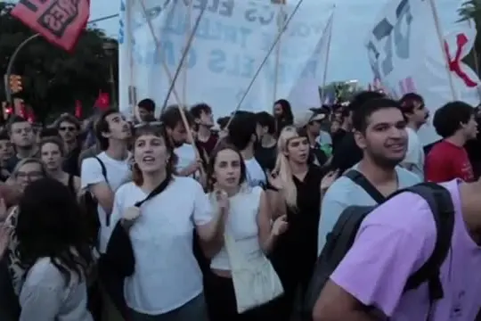 Barcellona, in piazza per protestare contro la crisi abitativa