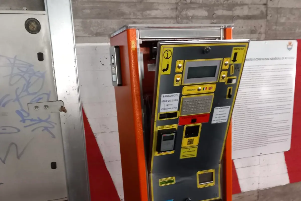 La cassa automatuca di via Carducci (foto Pinna)