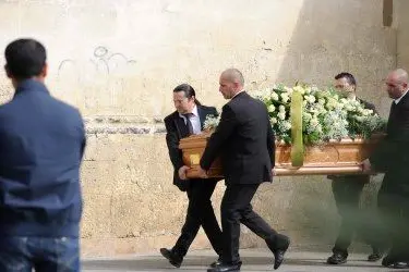 Un momento dei funerali a Serramanna