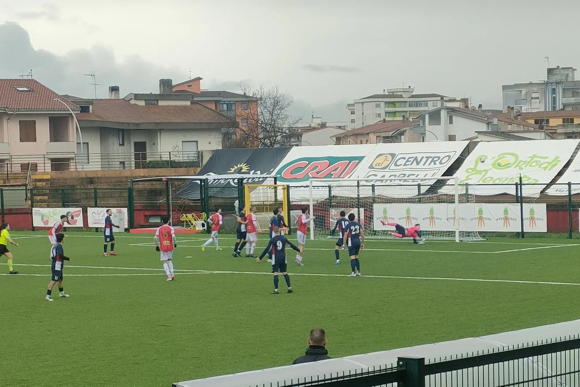 Nella foto, la conclusione a botta sicura di Marco Gianoli (18 anni), attaccante della Tharros, contro l'Atletico Cagliari (foto di Giacomo Pala)