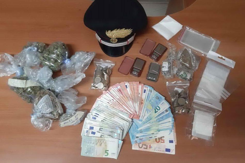 Gli oggetti sequestrati (foto carabinieri)