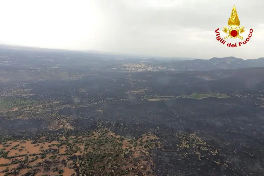 La Sardegna brucia ancora, in azione Canadair\u00A0(Ansa)