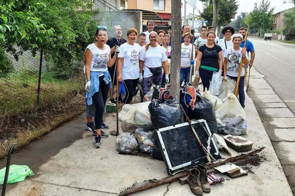 I cittadini del comitato Siliqua pulita puliscono via Cixerri (foto L'Unione Sarda - Cucca)