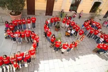 Una protesta dei dipendenti Meridiana (foto da pagina facebook &quot;Io Sono Un Esubero Meridiana&quot;)