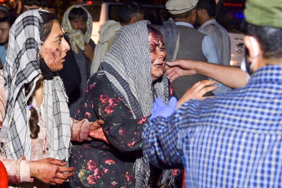 Attacco kamikaze all'aeroporto di Kabul: “Decine di vittime tra militari e civili”. Uccisi anche 12 soldati Usa
