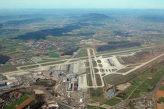 Problemi al motore per un aereo diretto a Pristina: atterraggio d'emergenza