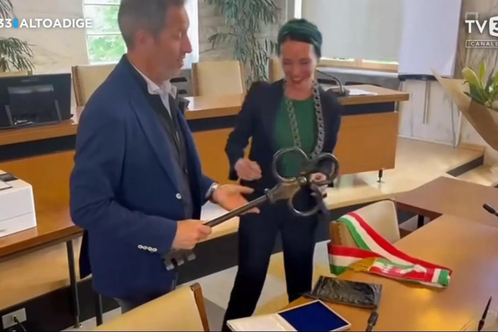 Un fermo immagine tratto da TV33 che mostra la sindaca di Merano, Katharina Zeller, mentre si toglie la fascia tricolore,19 Maggio 2025. ANSA/TV33 NPK