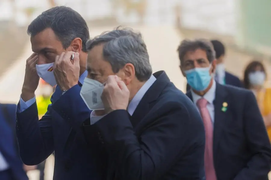 Mario Draghi e il primo ministro spagnolo Pedro Sanchez (Ansa)