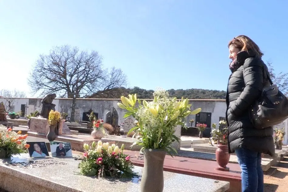 Raffaella Dore dinanzi all tomba della sorella (foto L'Unione Sarda)