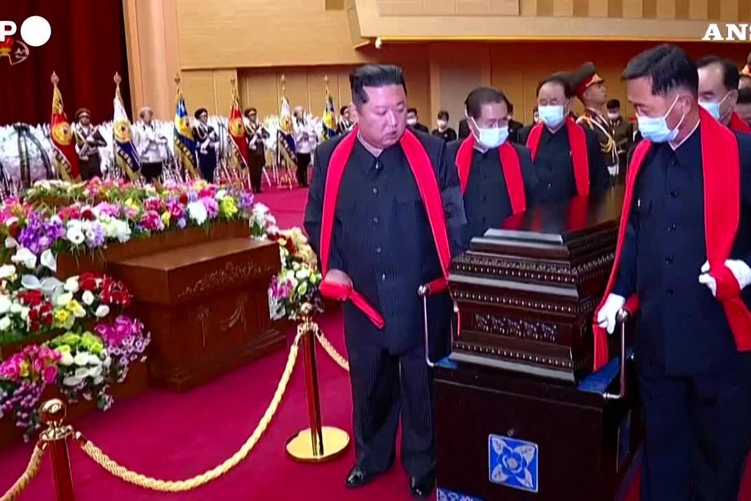Kim Jong-un sfida il Covid: al funerale è l'unico senza mascherina