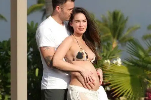 Megan Fox incinta alle Hawaii