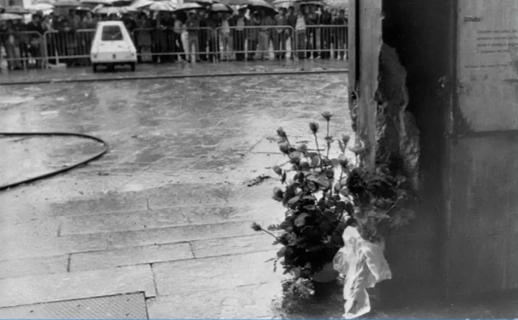 I fiori in ricordo delle vittime (Ansa)