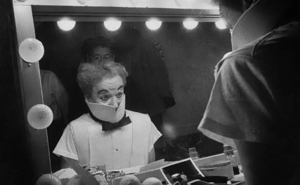 Al trucco, prima di girare una scena di &quot;Luci della ribalta&quot;