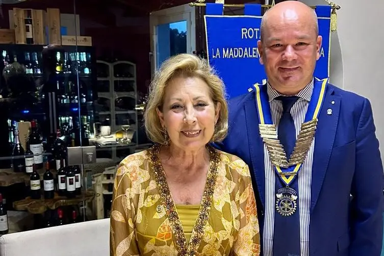 La past president del Rotary Sandra Casula e il nuovo presidente Alessandro Carta (foto concessa)