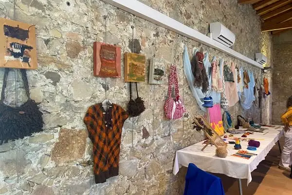 L'esposizione dei lavori dopo il corso di tessitura a Settimo San Pietro (foto Serreli)