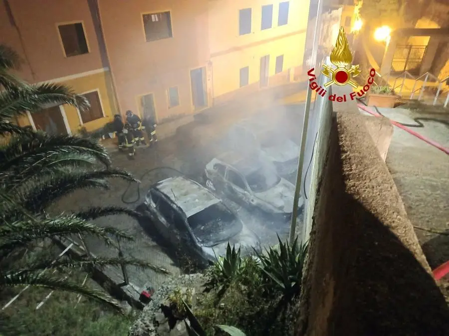 Le auto danneggiate (foto Vigili del fuoco)