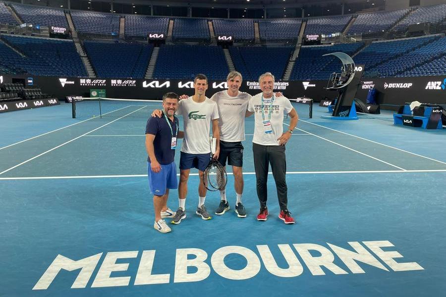 Djokovic torna ad allenarsi: “Voglio giocare gli Australian Open”
