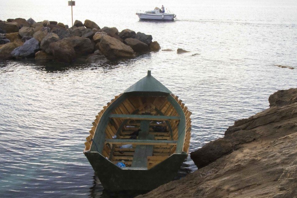 Un barchino usato dai migranti per raggiungere la Sardegna (Archivio L'Unione Sarda - Murru)
