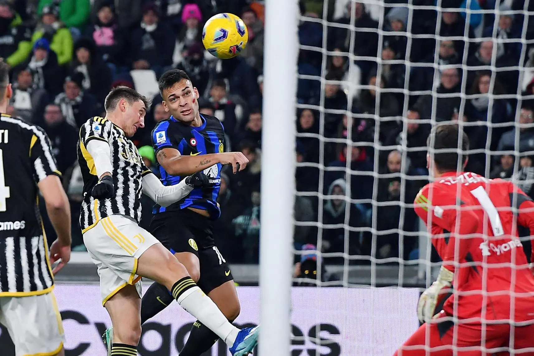 Juventus' Andrea Cambiaso and Inter's Lautaro Martinez in action during the italian Serie A soccer match Juventus FC vs FC Inter at the Allianz Stadium in Turin, Italy, 26 november 2023 ANSA/ALESSANDRO DI MARCO