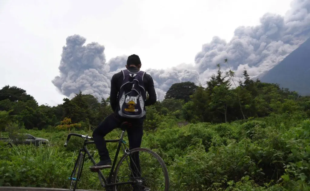 Un abitante del luogo osserva il vulcano a distanza di sicurezza