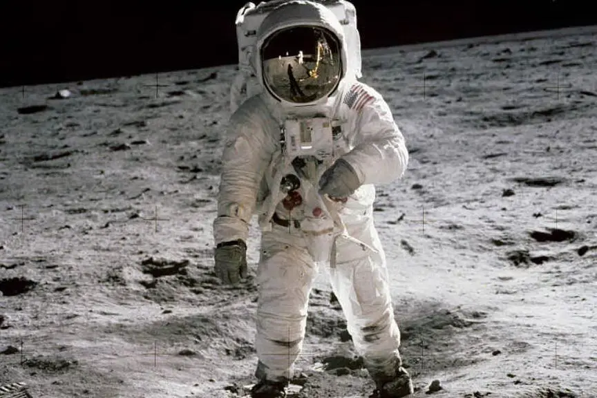 Edwin &quot;Buzz&quot; Aldrin a passeggio sulla Luna nella storica missione Apollo 11 (Ansa)
