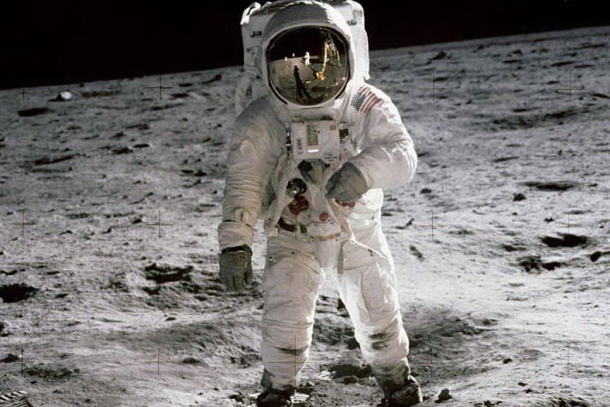 &quot;Quella notte sulla Luna&quot;, cinquant'anni dopo l'Apollo 11 rivive nello speciale di Piero e Alberto Angela