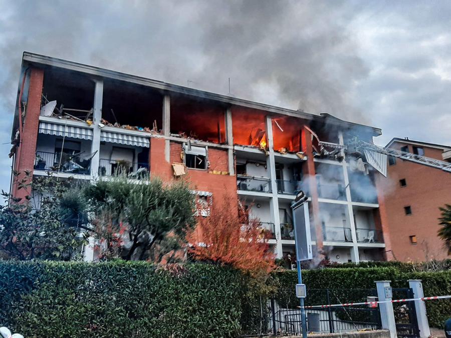 Incendio e esplosione, crolla una palazzina: una vittima e tre feriti in ospedale