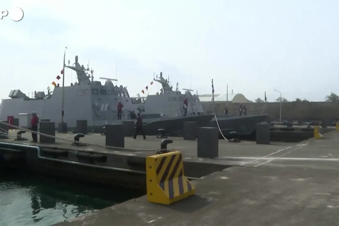 Il presidente di Taiwan ispeziona le esercitazioni della Marina