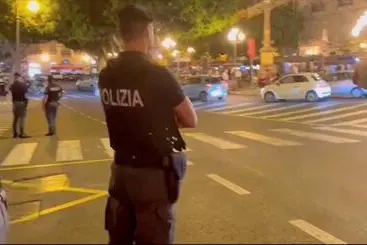 Poliziotti in servizio notturno a Cagliari (Ansa)