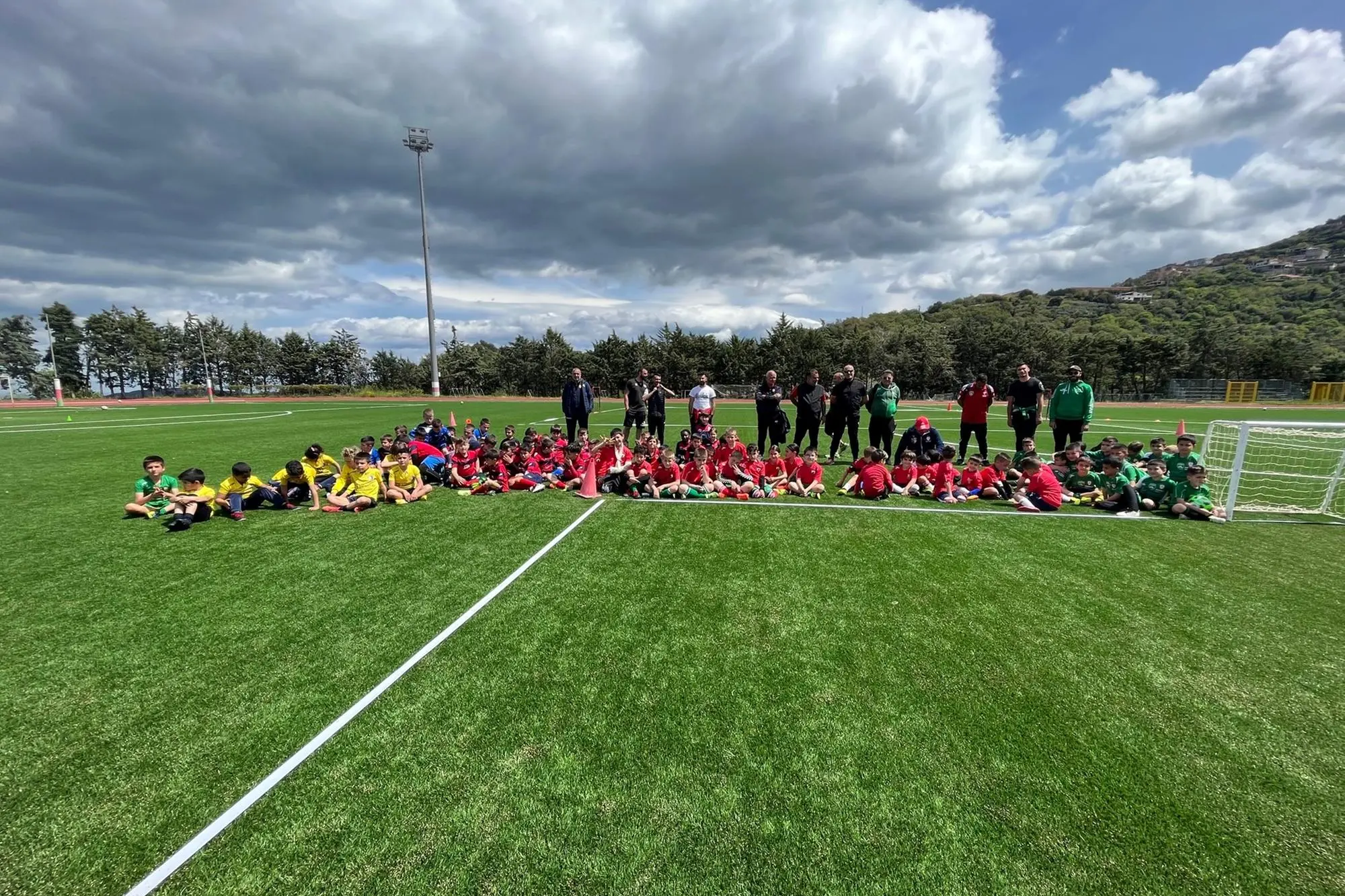 I bambini che hanno partecipato al torneo dell'amicizia di calcio a Lanusei (foto L'Unione Sarda)