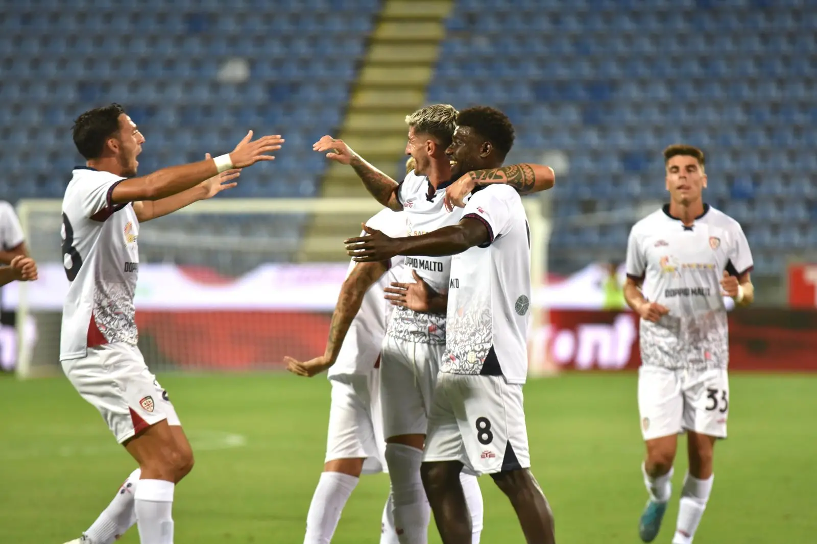 Il Cagliari esulta per il gol di Michel Adopo nel Trofeo Gigi Riva col Saint-Étienne (foto Fabio Murru)