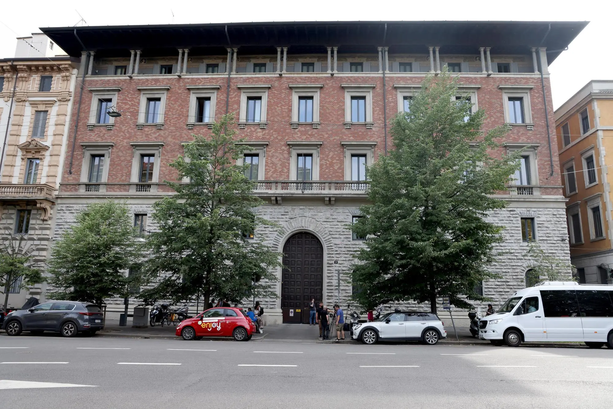 Il palazzo in via Paleocapa a Milano, sede di Finivest (foto Ansa)