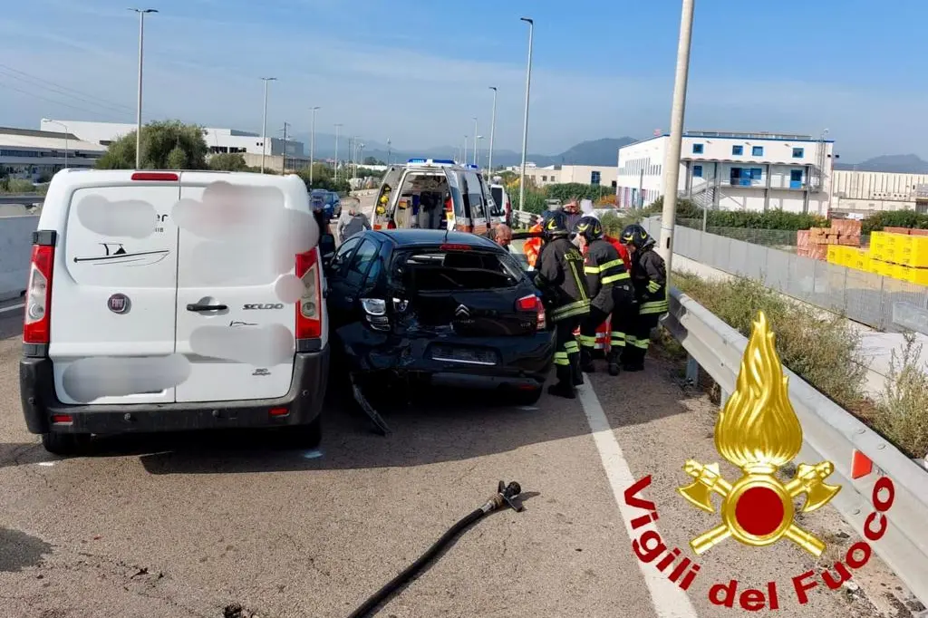 Incidente in viale Italia a Olbia (foto Vigili del Fuoco)