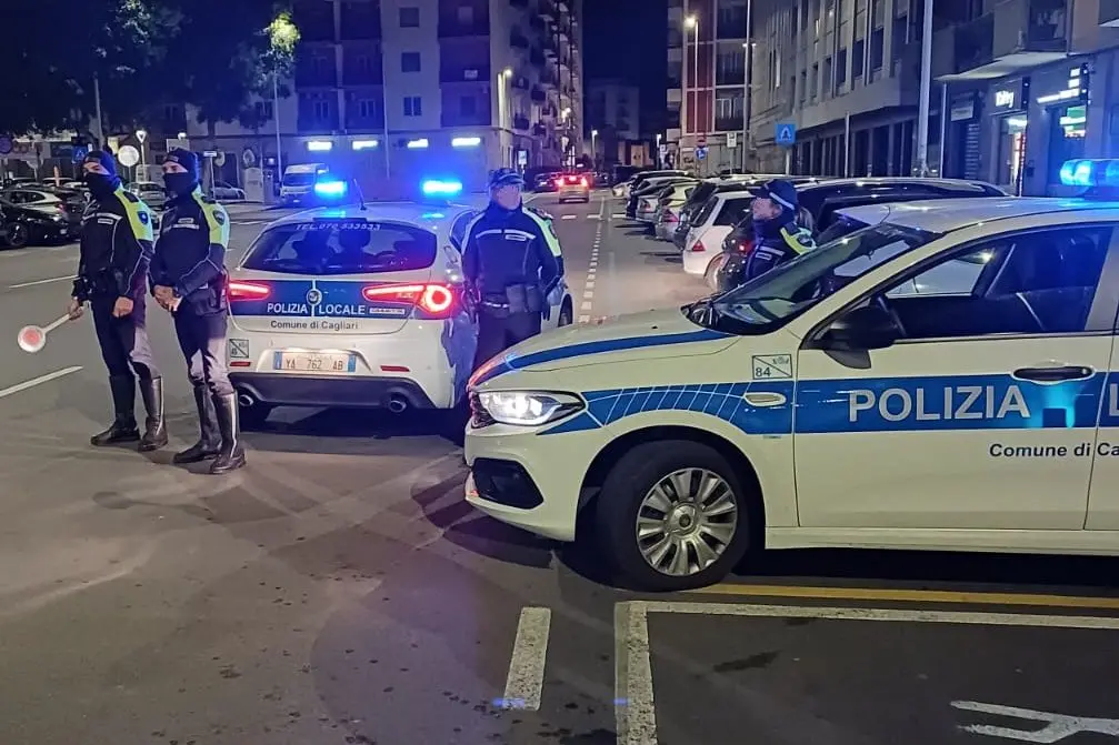 Controlli della Polizia locale in piazza Giovanni a Cagliari