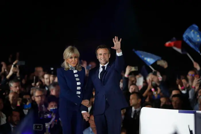 Macron con la moglie Brigitte (Ansa-Epa)