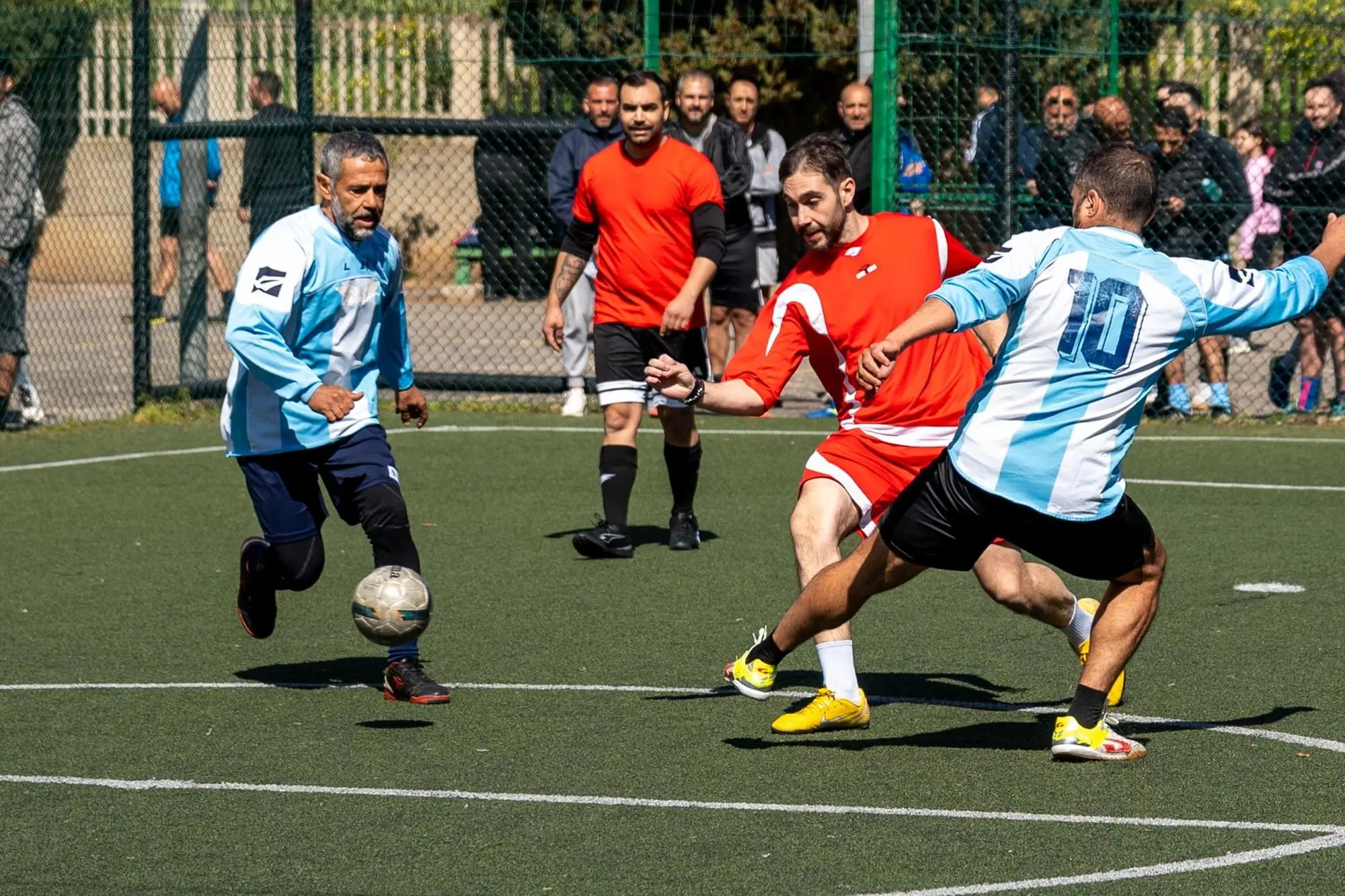 Una fase delle Olimpiadi dei papà. (a.s.)