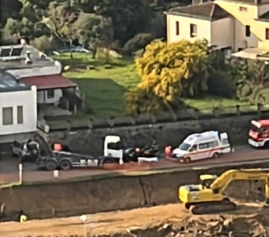 Arbatax, violento scontro auto-camion dei rifiuti: ferito un giovane