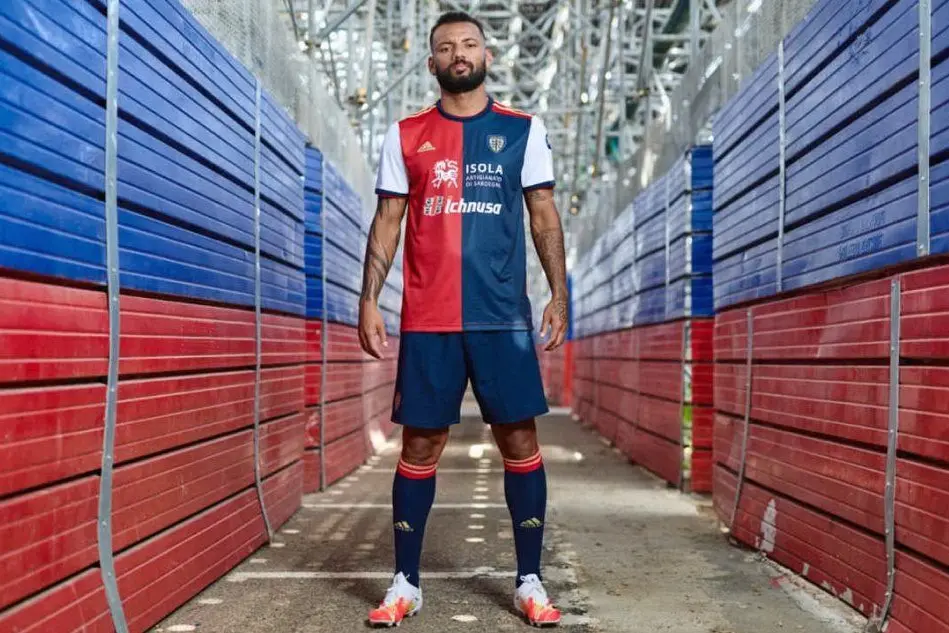 Joao Pedro con la nuova maglia &quot;Home&quot; (foto @CagliariCalcio)