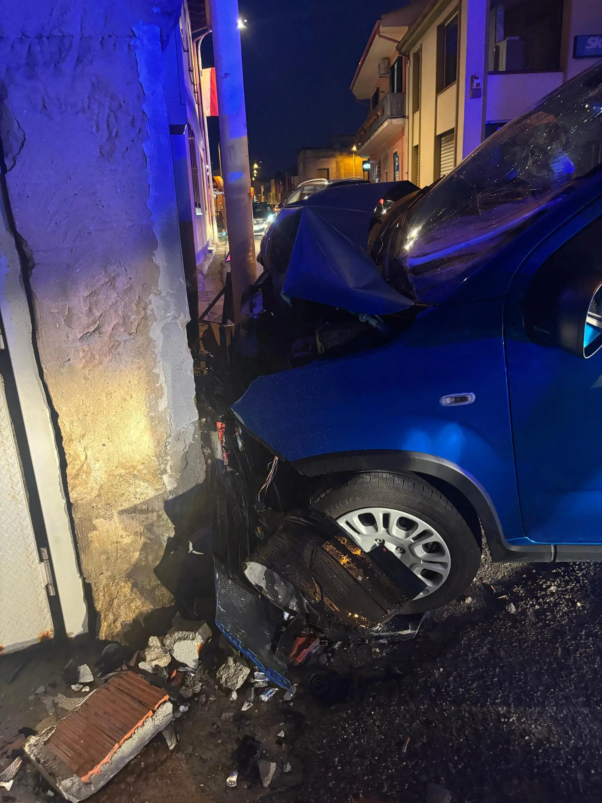 L'auto di don Angelo Cardia, parroco di Sant'Andrea Frius, dopo l'incidente (foto Montisci)