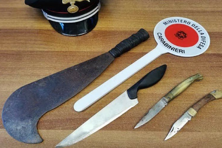 Gli oggetti sequestrati (foto carabinieri)